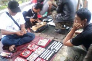 Salah seorang pembeli sedang melakukan transaksi dengan penjual batu akik di komplek pertokoan pujasera